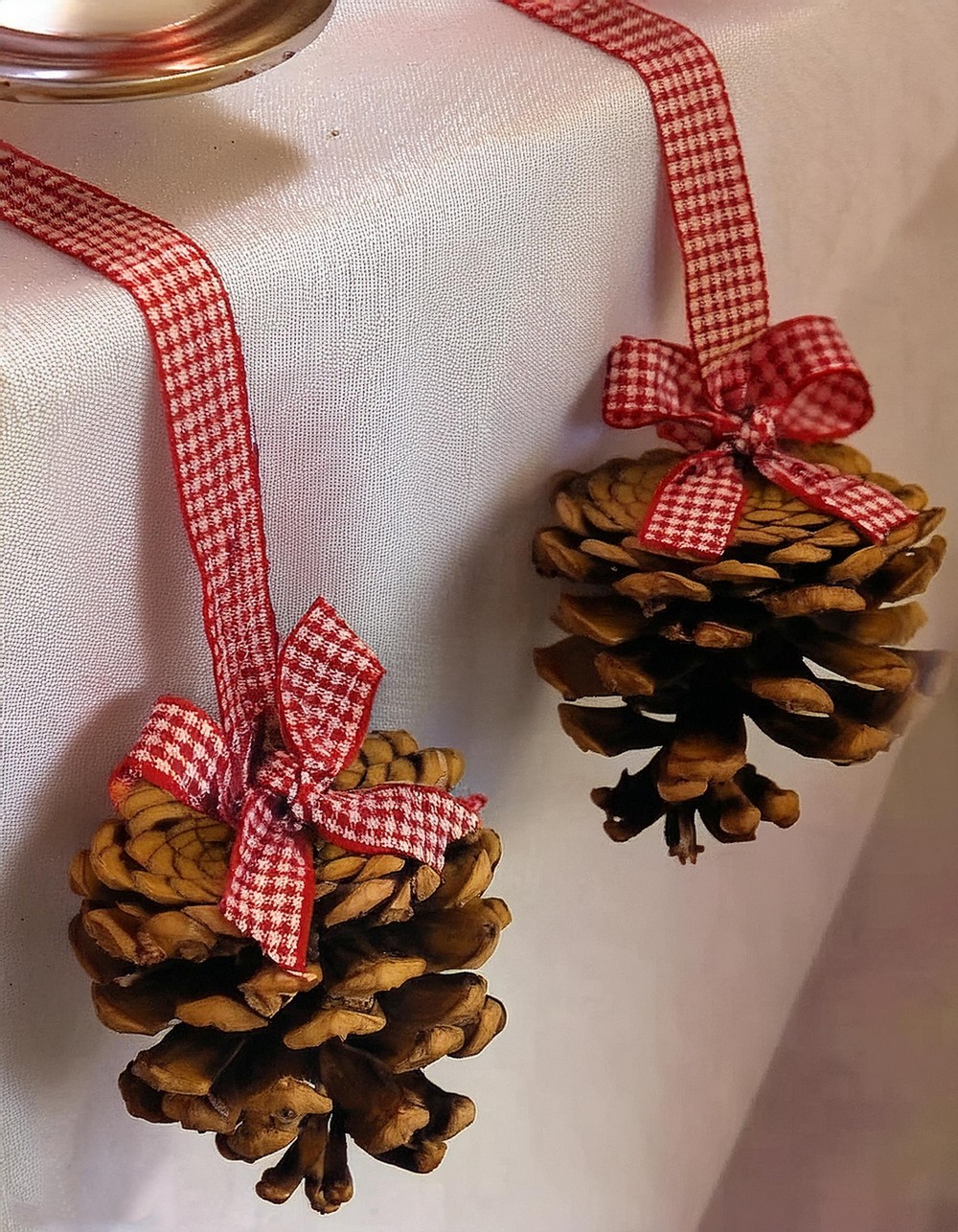 Dangling Table Setting Pinecones