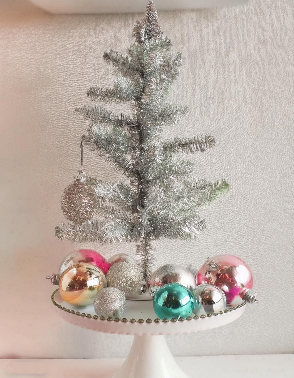 Retro-Inspired Tinsel Tree Décor for Your Cake Stand