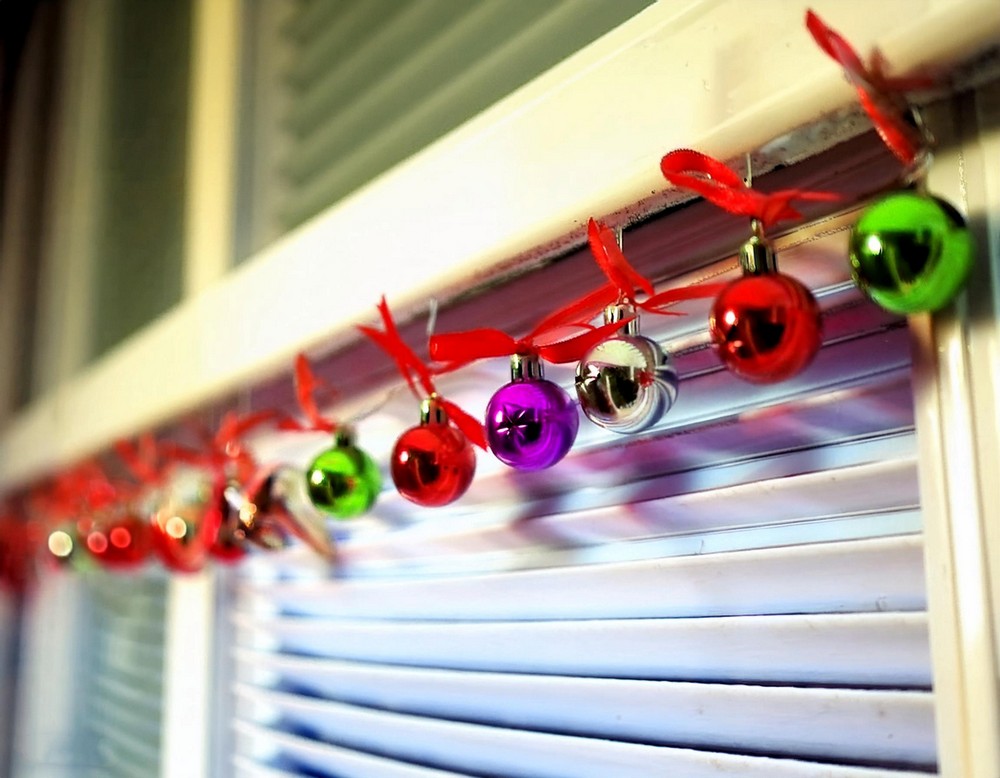 Ribbon Hung Ornament Window Décor