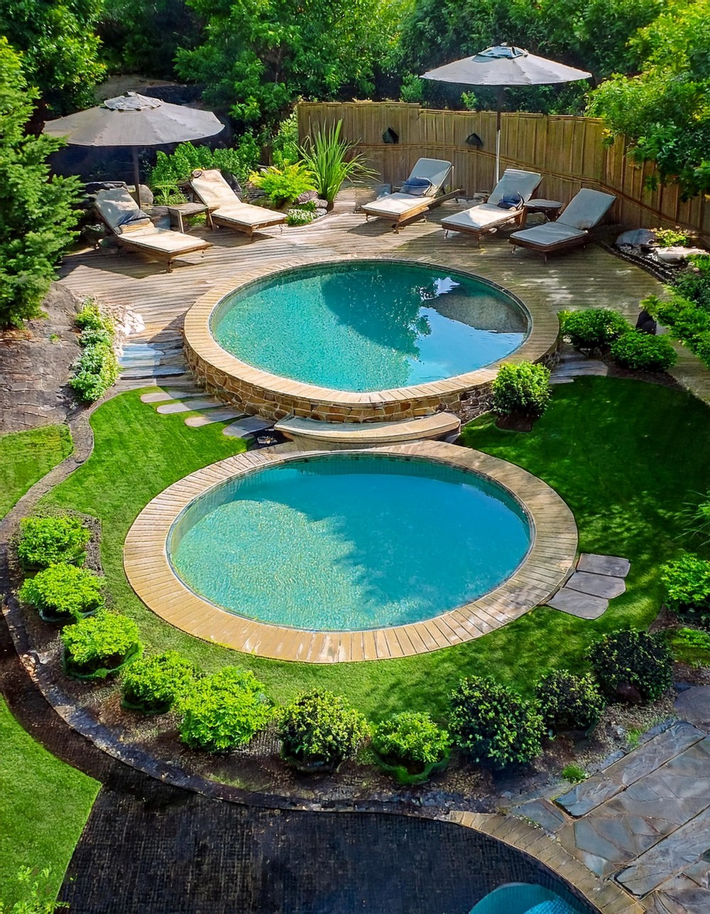 Round Pool with Tanning Ledge