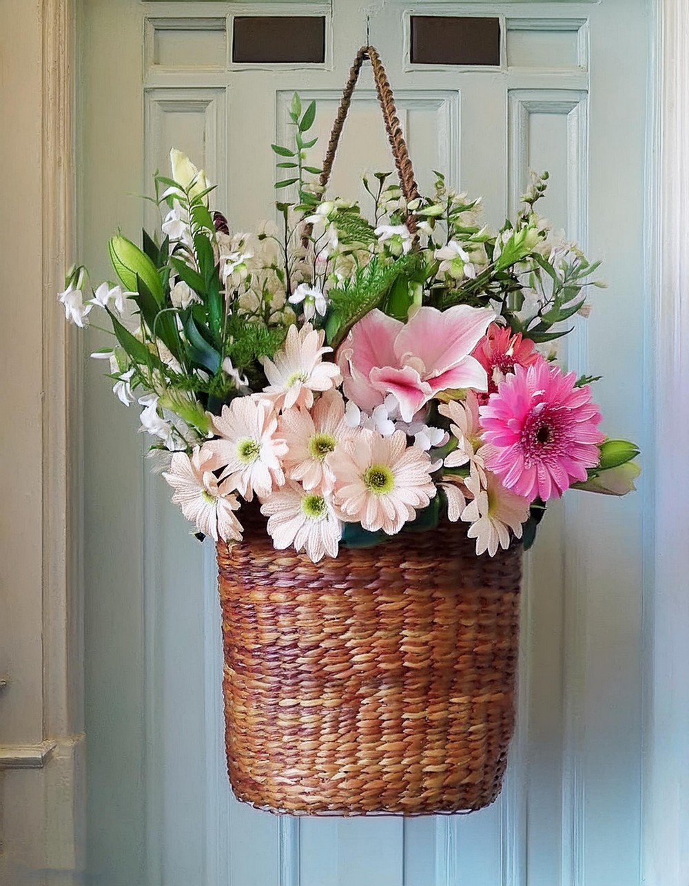 Use Rattan Basket Wreath to Enhance Front Door Appeal